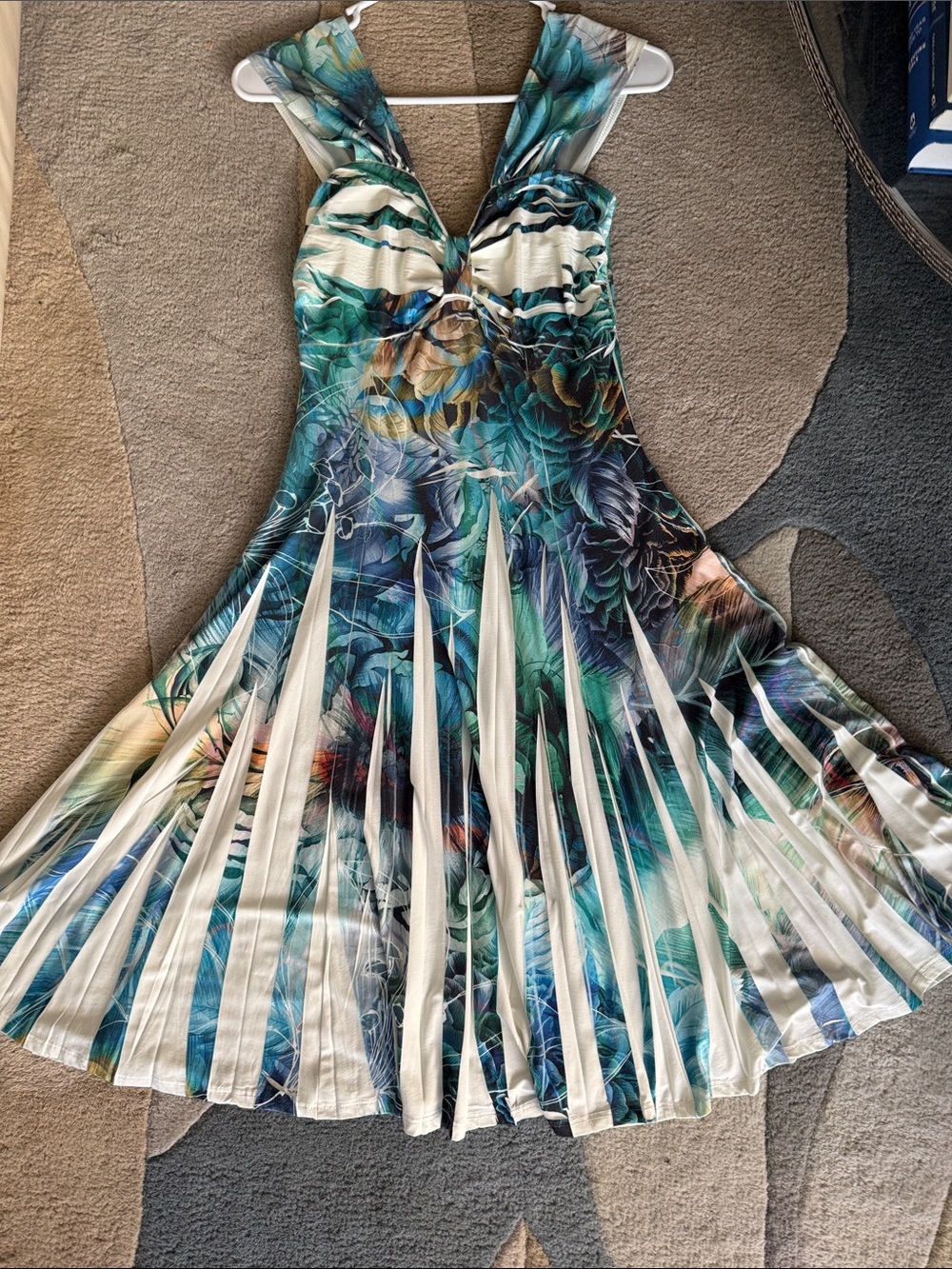 Tropical leaf print bowfront pleated dress size small